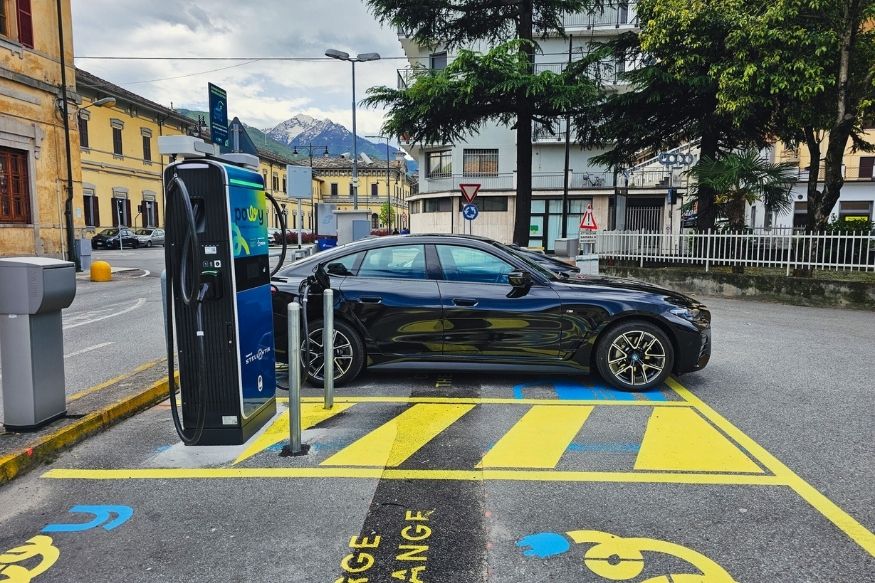 Car charging stations Powy for public administrations, municipalities, ministries, associations