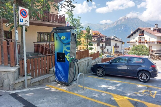 Electricity columns Powy DC in Sestriere