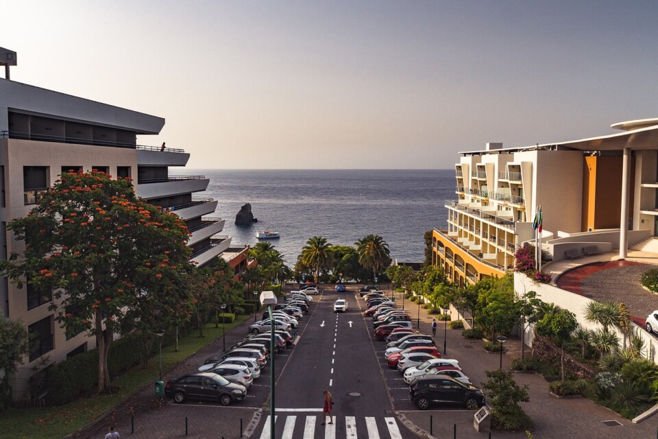 Hotels and sustainability: the benefits of hosting charging stations Powy