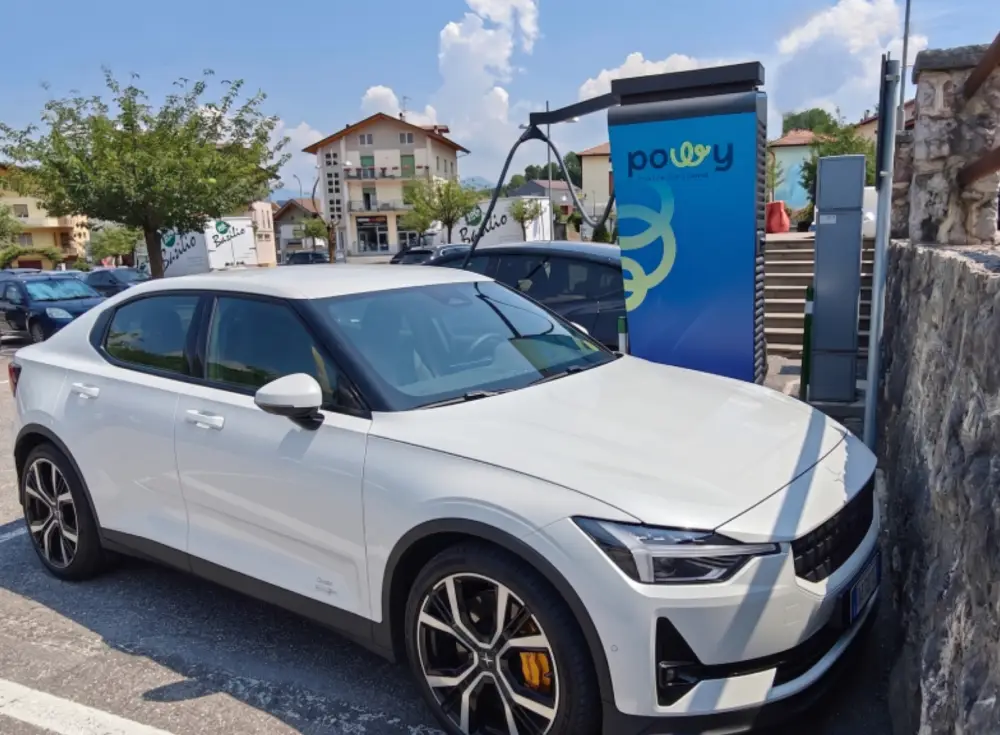 How Smart Charging Optimizes Energy Use in Commercial Parking Lots