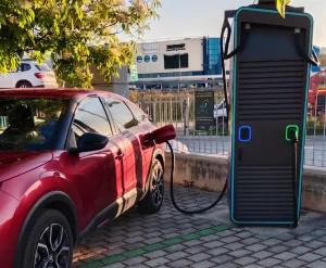 Mercado automovilístico de la UE: uno de cada cinco coches es eléctrico. Las cifras de crecimiento y qué cambia para la red de recarga